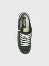 Zapatillas Golden Goose modelo Stardan, confeccionadas en gamuza color verde oscuro con detalles en cuero nappa. Presentan la icónica estrella lateral en azul marino, firma de la marca bordada en el lateral y suela con efecto desgastado.