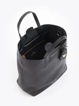 Cartera tipo tote bag pequeña de cuero vacuno negro con diseño de abejas grabadas en bajo relieve. Cuenta con doble asa de mano, correa ajustable y un tag colgante con dije metálico en forma de abeja.