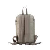 Mochila matera de diseño vertical, color gris azulado, con acabado acolchado y cierres frontales. Cuenta con un compartimento principal espacioso, un bolsillo frontal externo y un asa superior para transporte manual.