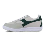 Championes Diadora modelo B.Elite ACBC, color blanco y gris con detalles en verde oscuro y suela blanca con motas multicolores.
