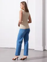 Musculosa negra acanalada con cuello redondo y sin mangas.