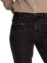 Pantalón skinny leg de tiro medio marca RKF, confeccionado en denim gris oscuro. Presenta bolsillos delanteros con cierres metálicos horizontales y ruedo deshilachado.