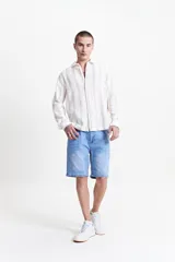 Camisa de manga larga Mistral con diseño de rayas verticales en tonos beige y gris. Presenta una textura tipo waffle, cuello clásico y cierre frontal con botones.