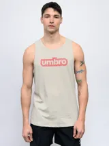 Musculosa sin mangas color beige claro con cuello redondo y estampa frontal con el logo de Umbro en rojo con patrón de líneas diagonales.