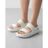 Chancletas tipo gomones de diseño ergonómico, color verde oliva, con doble tira ancha en el empeine y tira trasera ajustable. Fabricadas en material sintético antideslizante con suela de plataforma.