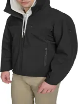 Campera impermeable negra de Tommy Hilfiger, con capucha, cierre de cremallera, dos bolsillos laterales con cierre y logo engomado en la manga.