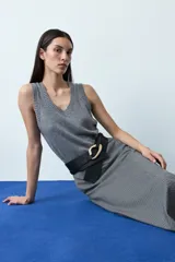 Chaleco de tejido de punto con escote en V y terminaciones acanaladas en cuello y sisas.