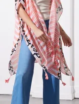 Kimono tejido con estampado de rayas azules y blancas, mangas amplias estilo japonés y terminación de ruedo con borlas azules.