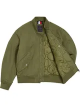 Campera bomber verde militar de Tommy Hilfiger con cierre frontal, cuello, puños y bajo acanalados. Tiene dos bolsillos laterales con botón a presión y logo de la marca bordado en el pecho.