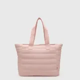 Tote bag acolchada de color azul marino, con diseño de costuras horizontales, doble asa superior y bolsillo frontal con cierre. Incluye compartimento interno para laptop.