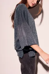 Sweater azul petróleo con lurex plateado, mangas 3/4 acampanadas y corte oversize.