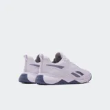 Championes de entrenamiento Reebok NFX para mujer, color violeta claro con detalles en violeta oscuro. Presentan parte superior de malla transpirable, entresuela de EVA y suela de goma con revestimientos laterales para mayor tracción.