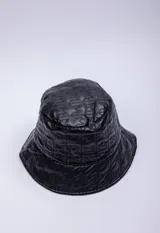 Gorro tipo bucket color marrón, de símil cuero con bordado a tono de la letra "M" repetida.