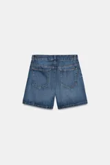 Shorts denim de tiro alto y corte relaxed, confeccionados en tejido vaquero celeste claro. Presentan trabillas en la cintura, diseño de cinco bolsillos, pliegues frontales y cierre con cremallera y botón metálico.