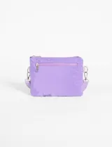 Bandolera de nylon color violeta con dos compartimentos frontales con cierre y tiradores metálicos.