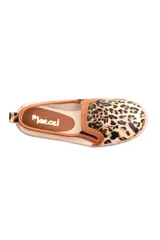 Panchas de cuero color beige con estampado animal print de leopardo y elásticos laterales.