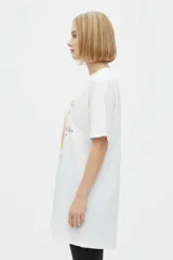 Remera blanca de algodón con cuello redondo, mangas cortas y calce holgado. Cuenta con un estampado frontal de estilo gráfico que dice "Negroni" junto con la ilustración de un trago y rodajas de naranja.