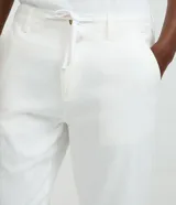 Pantalón masculino relaxed fit confeccionado en oxford de algodón, color beige, con trabillas en la cintura y cordón ajustable con lazo. Cuenta con bolsillos delanteros y traseros.