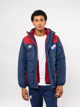 Parka de abrigo Umbro del Club Nacional de Football, con diseño de bloques de color en azul, rojo y blanco. Cuenta con capucha, cierre frontal, bolsillos frontales y el escudo del club bordado en el pecho.