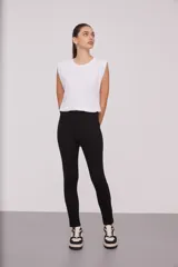 Calza negra de tiro alto con costuras verticales en el frente.