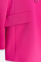 Blazer cruzado fucsia con cuello solapa, manga larga, bolsillos con solapa en el delantero y cierre frontal con botones forrados.