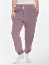 Pantalón de dormir de micro polar con tacto suave, diseño holgado, cintura elastizada con cordón ajustable, bolsillos laterales y puños elastizados en los tobillos.