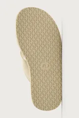 Sandalias de cuero color beige con acabado abatanado, diseño de dos tiras en el empeine tipo chancla y suela plana a tono.