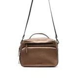 Cartera bandolera de cuero sintético color negro, con diseño rectangular, cierre superior, bolsillo frontal con cierre y manija superior. Incluye correa larga ajustable y extraíble para usar al hombro o cruzada.