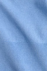 Saco corto de punto fino en mezcla de viscosa color celeste, con cuello en V, cierre frontal de botones y diseño entallado con detalles acanalados en los puños y el bajo.