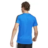 Remera de running Adidas, color celeste con detalles en negro y blanco. Diseño con logo de Adidas en el pecho y estampados de la NASA en el ruedo.