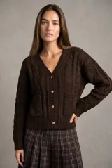 Cardigan de punto con diseño de trenzas, color marrón oscuro, con escote en V, cierre frontal de botones dorados y bolsillos delanteros.