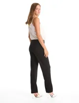 Pantalón sastrero de corte recto confeccionado en crepé negro, de diseño pull-on con apliques metálicos dorados en los laterales de la cintura. Cuenta con bolsillos laterales simulados y pinzas traseras de entalle.