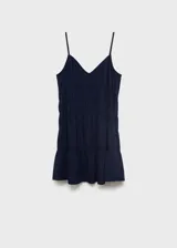 Vestido corto negro de tirantes finos, con escote en pico y diseño fruncido en la parte superior del cuerpo. Presenta un corte recto y fluido con un ligero vuelo en el ruedo.