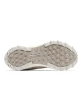 Championes de senderismo Columbia modelo Peakfreak Hera Outdry, color beige. Presentan una construcción de malla con refuerzos sintéticos, sistema de cordones Navic Fit para mayor estabilidad, entresuela TechLite+ para amortiguación y suela Adapt Trax para tracción en diversos terrenos.