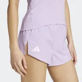Short de running Adidas Adizero Essentials, color lila claro, con calzóncillo interior de malla y aberturas laterales. Presenta el logo de Adidas en la pierna izquierda.