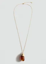 Collar largo de cadena fina dorada con un dije colgante en forma de gota, combinación de metal dorado y resina en tono ámbar.