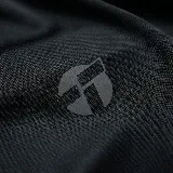 Remera deportiva negra de corte holgado, con cuello redondo y mangas cortas.