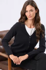 Cardigan clásico negro de manga larga, con escote en V y cierre frontal de botones.