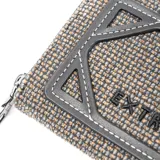 Billetera Extra Large de formato rectangular, confeccionada en tejido texturizado con aplique de eco-cuero negro en el frente con el logo de la marca bordado y cierre perimetral.