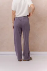 Pantalón ancho color celeste de Tencel, con cintura elástica y cordón ajustable blanco.