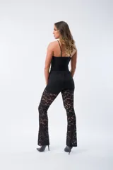 Body negro de algodón con encaje en el escote y breteles finos.