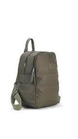 Mochila capitoneada color verde oscuro de nylon, con apertura superior con cierre y tiradores metálicos, bolsillos internos, bolsillo con cierre metálico al frente, correa corta de mano y correas de galón regulables para colgar en la espalda.