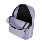 Mochila negra de estilo clásico con compartimento principal amplio, bolsillo frontal con cierre y bolsillos laterales. Incluye división interna para notebook.