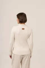 Camisa azul de punto 100% algodón con cuello polo, manga larga y cierre frontal con botones.