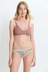 Bombacha tipo culotte de tiro medio con estampado animal print de leopardo en tonos neutros.