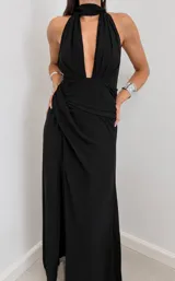 Vestido largo negro de fiesta, con escote halter profundo y choker incorporado, fruncidos en el cuerpo y tajo lateral en la falda.