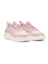 Championes de entrenamiento Under Armour Project Rock 8, color rosado con suela de plataforma en tono crema. Presentan una parte superior de malla técnica con detalles de gamuza, lengüeta de neopreno perforada y contrafuerte texturizado en el talón con el logo de la colección.