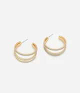 Par de aros tipo argolla dorados, con triple aro y revestimiento brillante.