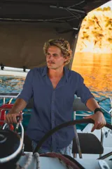 Camisa de lino de manga larga, con cuello clásico y cierre frontal de botones de coco natural. Presenta un diseño ligero y fresco, ideal para climas cálidos.