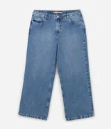 Pantalón wide leg de jean azul con lavado claro, tiro alto, diseño amplio y recto, con bolsillos funcionales y presillas en la cintura.